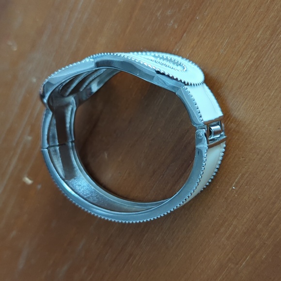 Cream Bangle 2.5 inches in Diameter - Picture 4 of 5